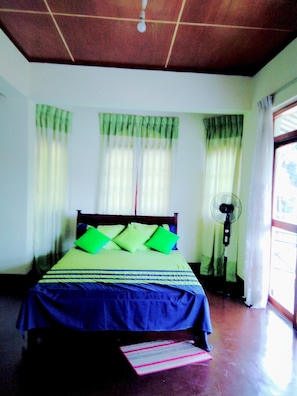 Tabla de planchar con plancha, wifi gratis y ropa de cama