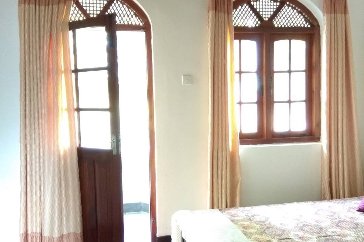 Tabla de planchar con plancha, wifi gratis y ropa de cama
