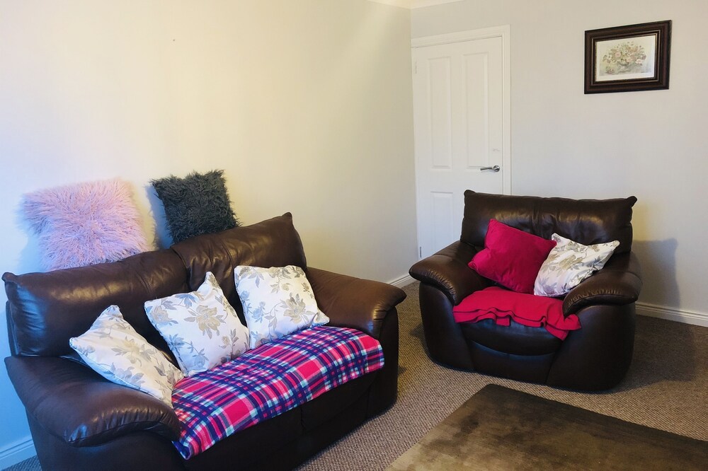 One min from M1 motorway ☘️<br>Pets welcome.. fur babies need a staycation too 🐶
