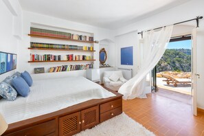 6 bedrooms, desk, iron/ironing board, free WiFi