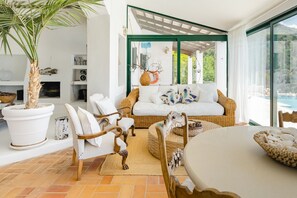 TV, books, offices - Los Olivos, · Los Olivos (Kritinia)