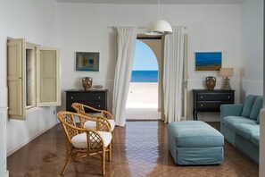 TV, DVD player - Villa Fresca - sea front villa (Calabernardo)