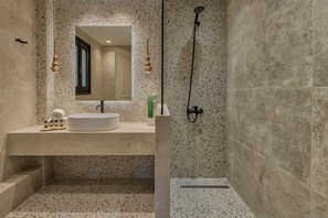 Haartrockner, Handtücher, Shampoo, Toilettenpapier