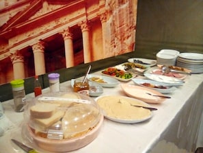 Tägliches kontinentales Frühstück (4 JOD pro Person)