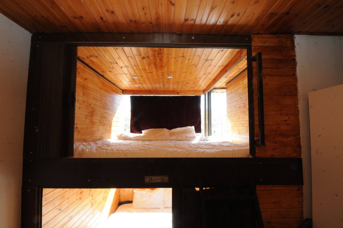 Gemeinsamer Schlafsaal, 1 grosses Einzelbett, Bergblick