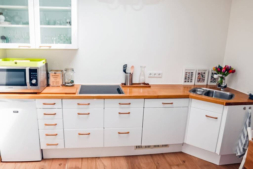 Een koelkast, een magnetron, een oven, een kookplaat