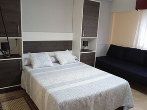 1 slaapkamer, een strijkplank/strijkijzer, reisbedje, gratis wifi