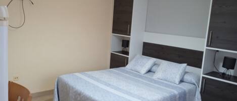 1 dormitorio, tabla de planchar con plancha, cuna de viaje y wifi gratis
