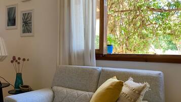 Een televisie, een open haard, tafelvoetbal en een stereo