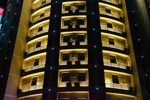 A multi-story building with balconies and illuminated windows. - Jinjiang Inn (Baoding Junxiao Square) (Baoding)