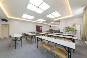 A conference room with tables and chairs, a whiteboard, and a plant. - Jinjiang Inn (Baoding Junxiao Square) (Baoding)