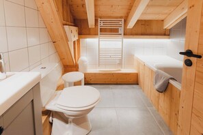 Douche, serviettes fournies, papier toilette