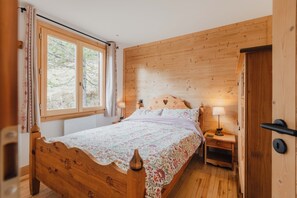 3 quartos, berço de viagem, roupa de cama