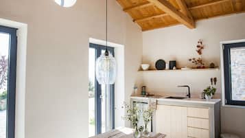 Fridge, oven, dishwasher, coffee/tea maker