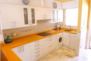 Een koelkast, een microgolfoven, een oven, een vaatwasser