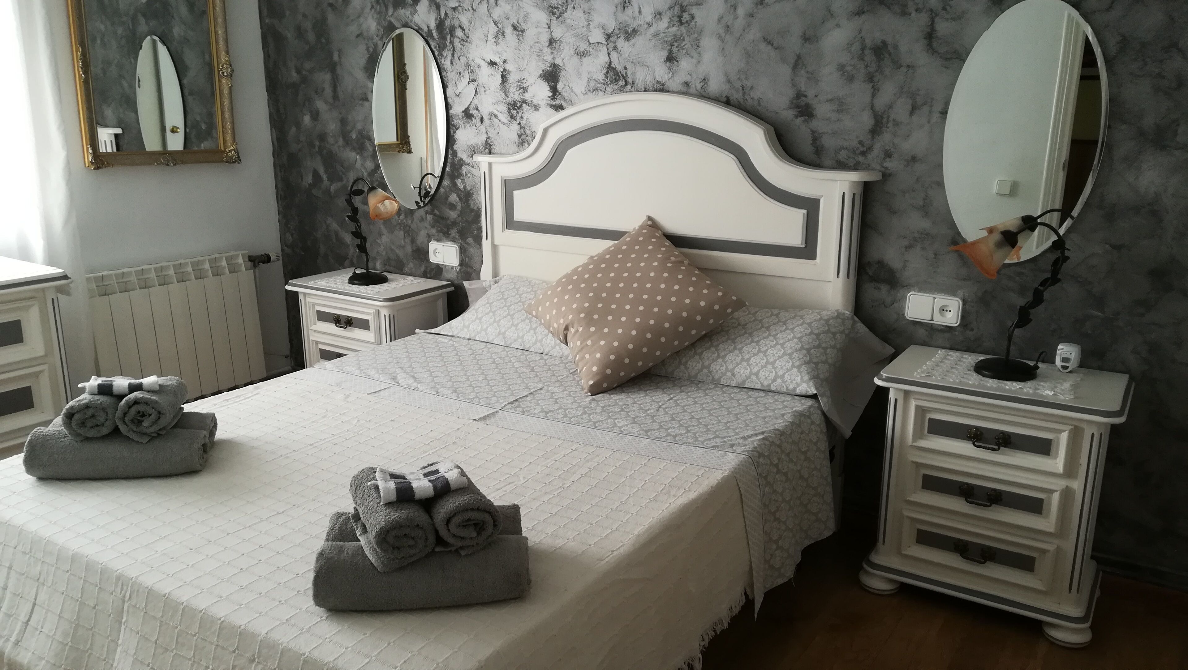 4 slaapkamers, een strijkplank/strijkijzer, gratis wifi, beddengoed