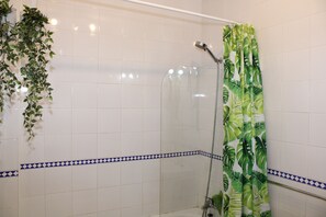 Ensemble douche/baignoire, sèche-cheveux, bidet, serviettes fournies