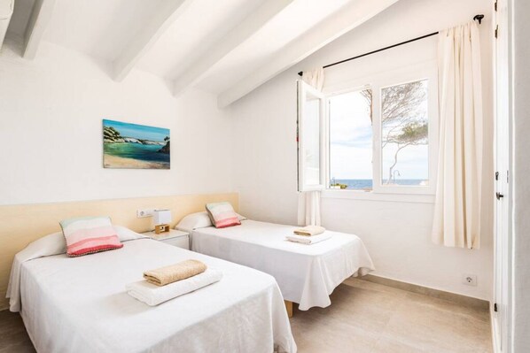 3 bedrooms, desk, iron/ironing board, WiFi