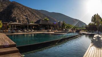 2 piscinas al aire libre, sombrillas, sillones reclinables de piscina