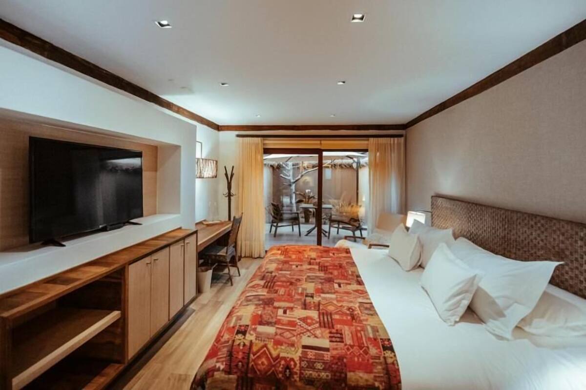 Deluxe Suite, Hot Tub | 3 bedrooms, premium bedding, in-room safe, desk
