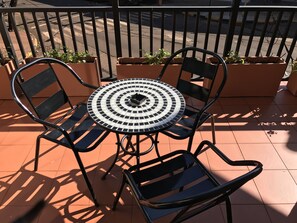 Kaupunkihuoneisto, 1 keskisuuri parisänky, parveke, kaupunkinäköala (MBURUCUYA) | Terassi/patio