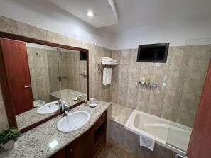 Secador de cabelo, bidê, toalhas de banho 