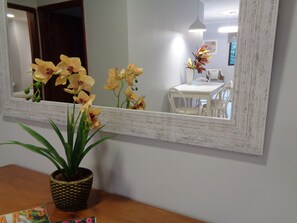 City Apartment, 1 Queen Bed, Balcony, City View (MBURUCUYA) | In-room dining