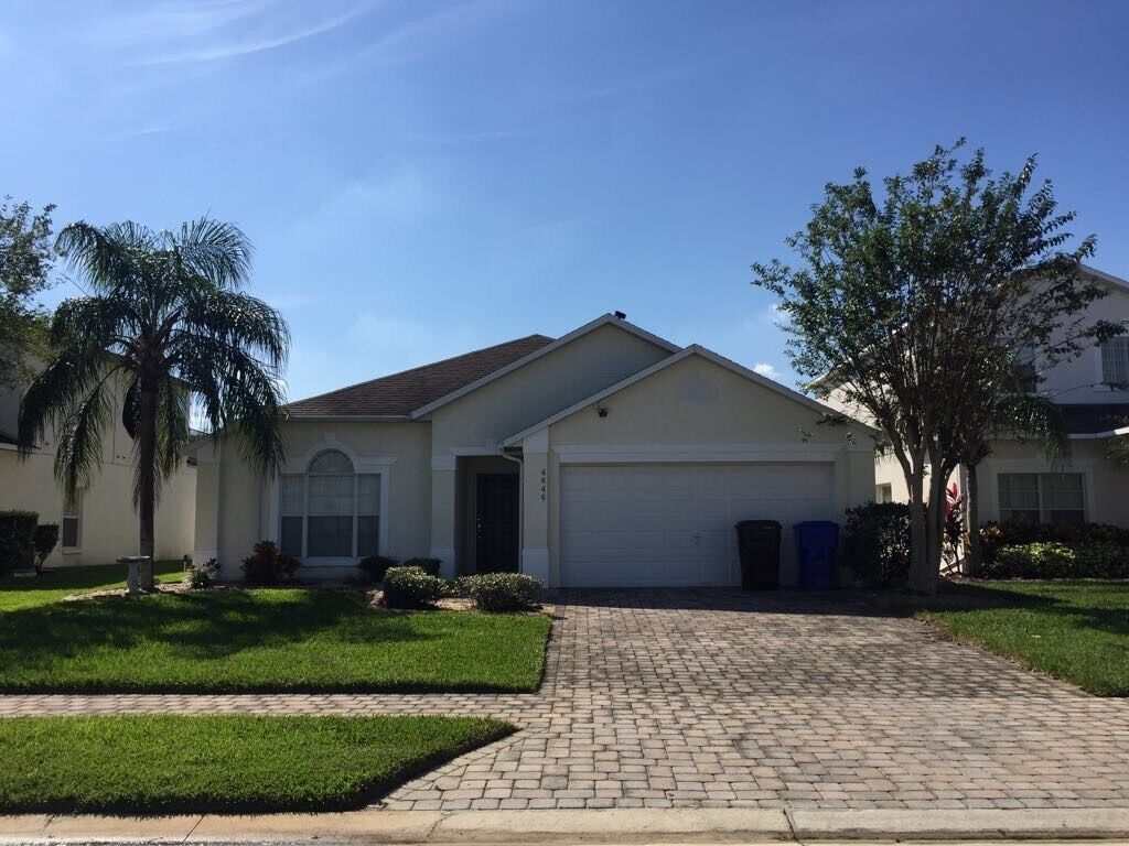 A beautiful single storey 4 bed, 3 bathroom villa situated in a gated community