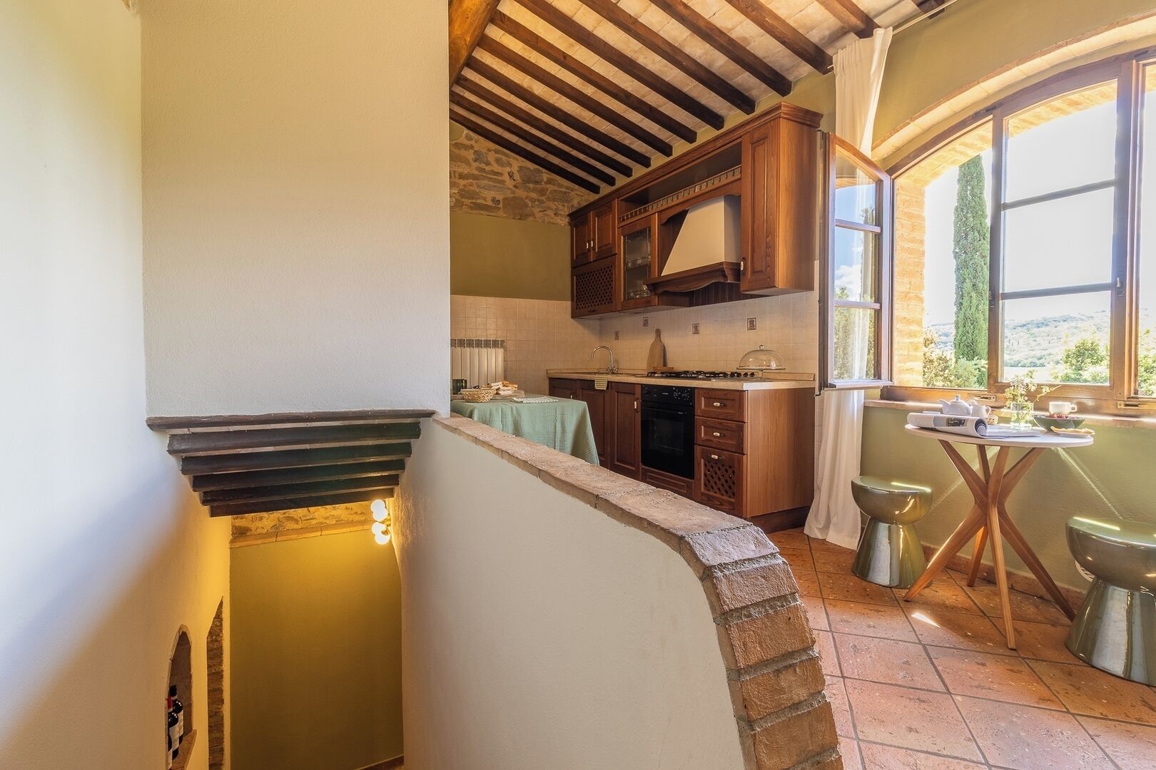 Una cocina con armarios de madera, una estufa y una ventana con vistas.