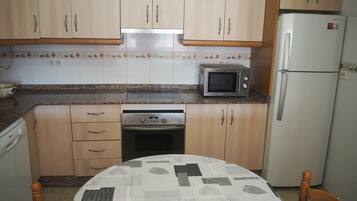 Een koelkast, een magnetron, een oven, een kookplaat