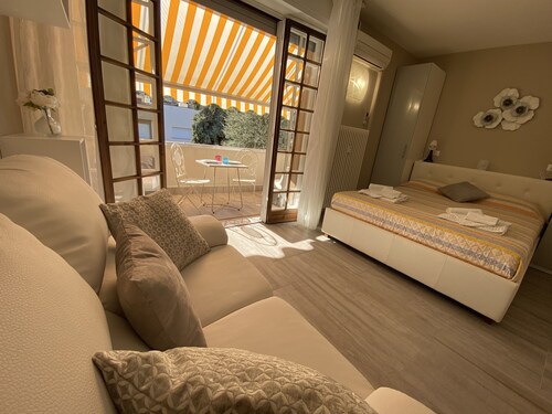 BELLAGIOSSA TERARASAKUNTA SOLARIUMILLA JA PYSÄKÖINTI