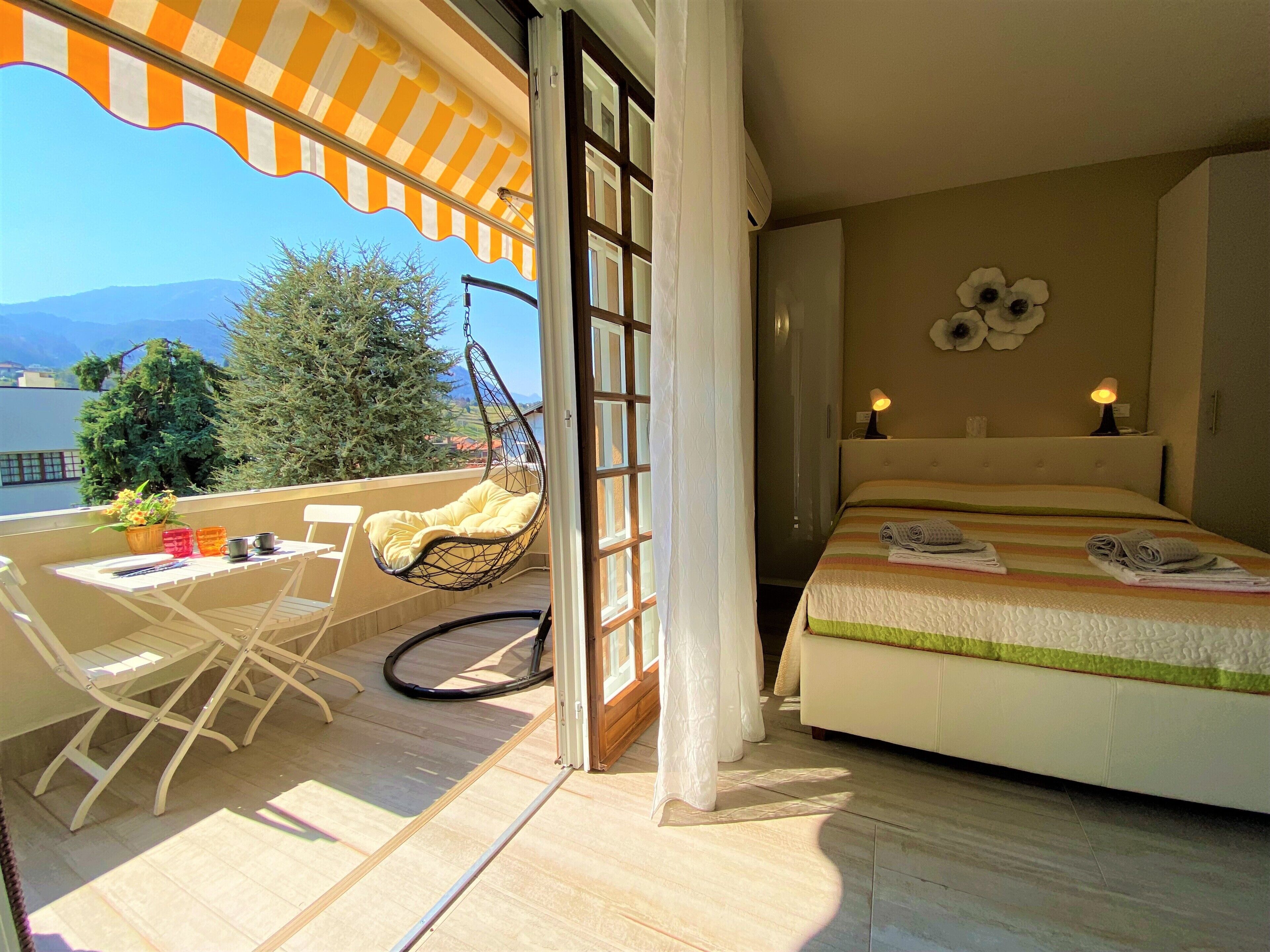 Een strijkplank/strijkijzer, wifi, beddengoed