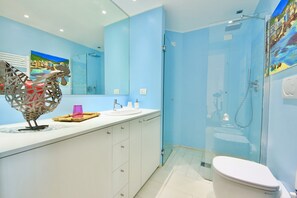Douche, sĂšche-cheveux, bidet, serviettes fournies