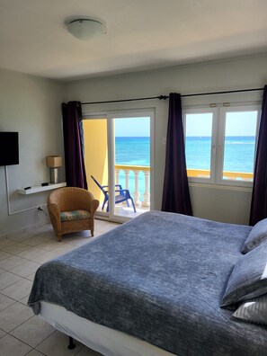 3 bedrooms, in-room safe, iron/ironing board, travel cot