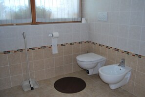 Douche, séchoir à cheveux, bidet, serviettes fournies