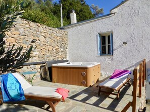 Outdoor spa tub