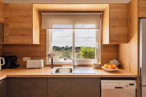 Wasserkocher mit Kaffee-/Teezubehör, Kühlschrank, Mikrowelle, Ofen