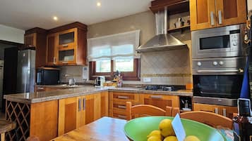 Frigorífico, microondas, horno y lavavajillas