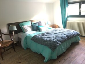 6 habitaciones, tabla de planchar con plancha y cuna de viaje 