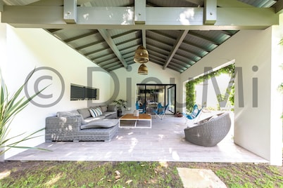 Villa 170m² Standing 6 rooms 14 pers, heated pool, 900m beach, 300m center
