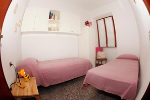 2 bedrooms, travel crib, free WiFi, bed sheets