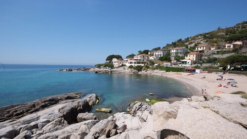 Apartment with large panoramic terrace a stone's throw from the beach