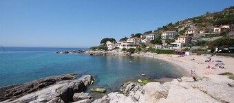 Apartment with large panoramic terrace a stone's throw from the beach