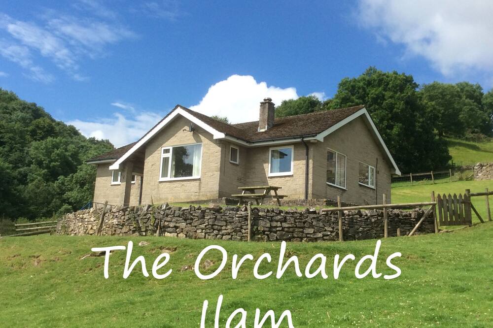 Surrounded by meadows, super views, log fire, great walking! Alton Towers 12km