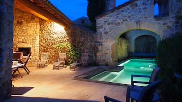 Piscine extérieure, piscine chauffée, chaises longues