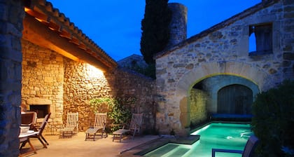 Mas de la Chapelle ~ maison de maître en pierre avec piscine chauffée.        