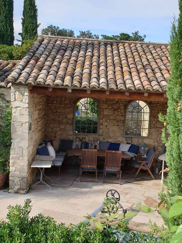 Outdoor dining - Mas de la Chapelle ~ Stone Maison de Maitre with a Heated Private Pool (Garrigues-Sainte-Eulalie)