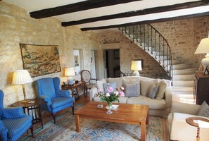 Älytelevisio, takka, Netflix, DVD-soitin