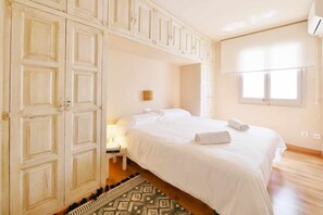 2 bedrooms, iron/ironing board, internet, bed sheets