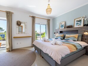 4 chambres, bureau, fer et planche à repasser, lit parapluie